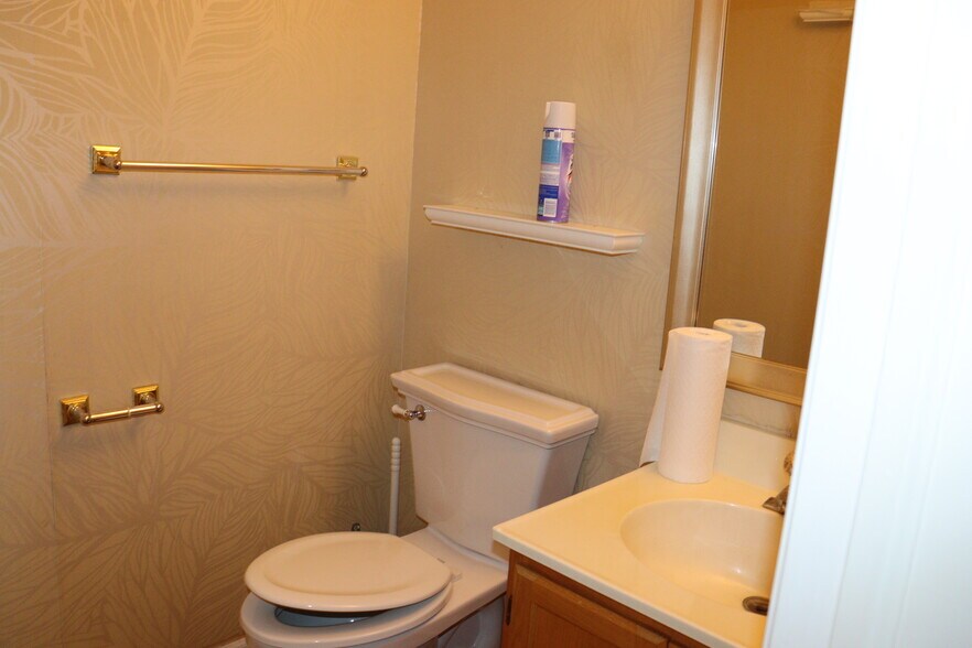 Building Photo - 323 Country Club Dr
