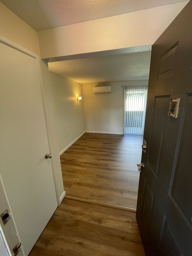 Building Photo - What the luxury of your OWN bathroom?