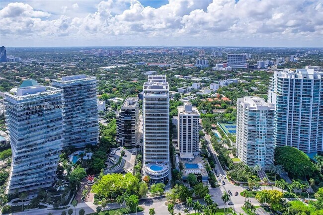 Building Photo - 2655 S Bayshore Dr