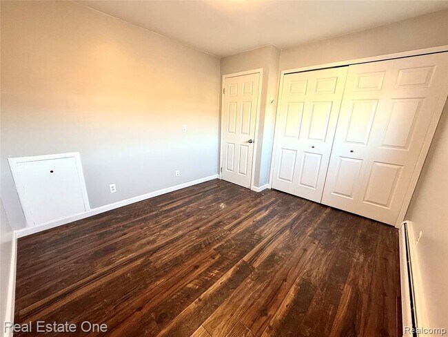 Building Photo - 2445 Torquay Ave