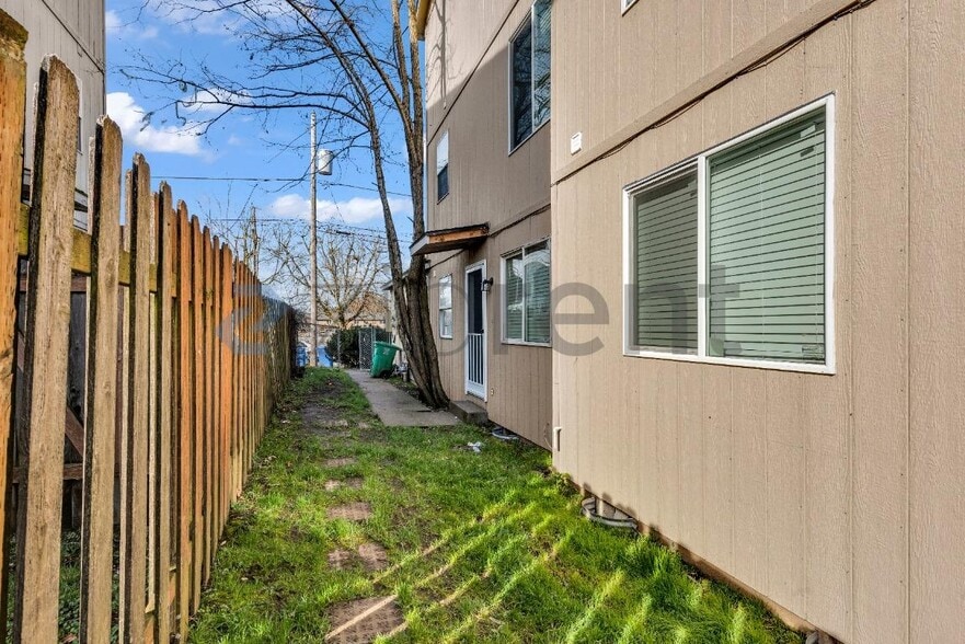 Building Photo - 1526 NE 68th Ave