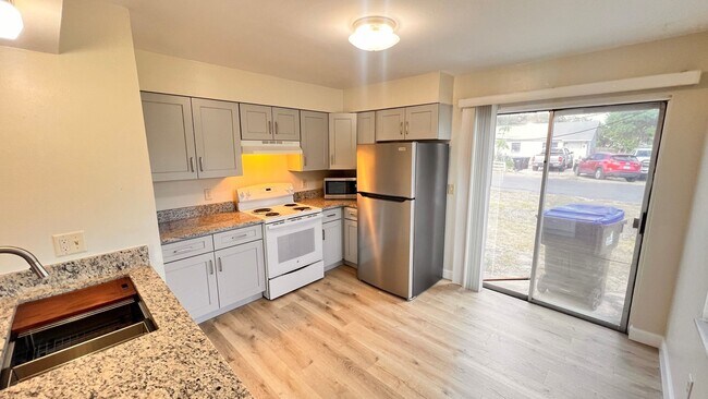 Building Photo - Spacious 2 Bed / 1 Bath Duplex in West Orl...