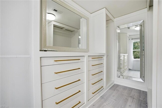 Building Photo - 1859 Parkview Ave