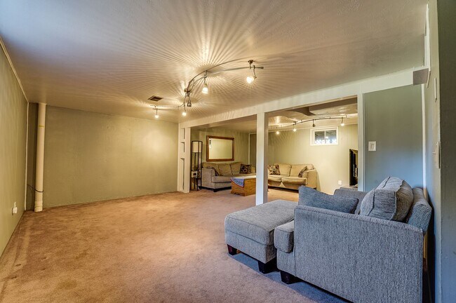 Building Photo - 4 bed, 2 bath Ranch Home near City Park W/ Finished Bsmt & Fenced Yard!