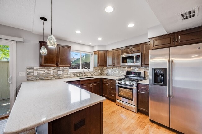 Building Photo - Updated 2BD Townhome | Private Patio | Community Amen