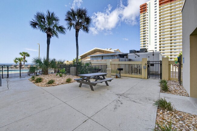 Building Photo - 9850 S Thomas Dr