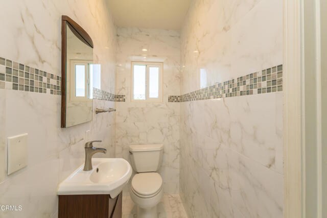 Building Photo - 854 Oneonta Dr