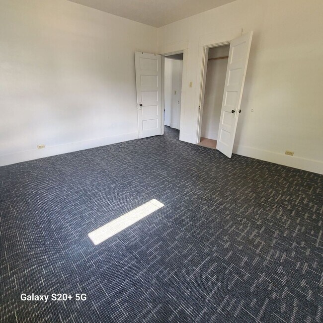 Building Photo - 626