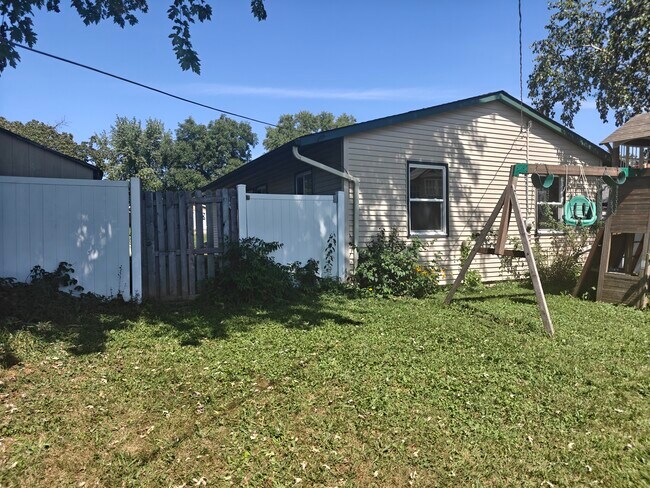 Building Photo - 213 Butte Ln
