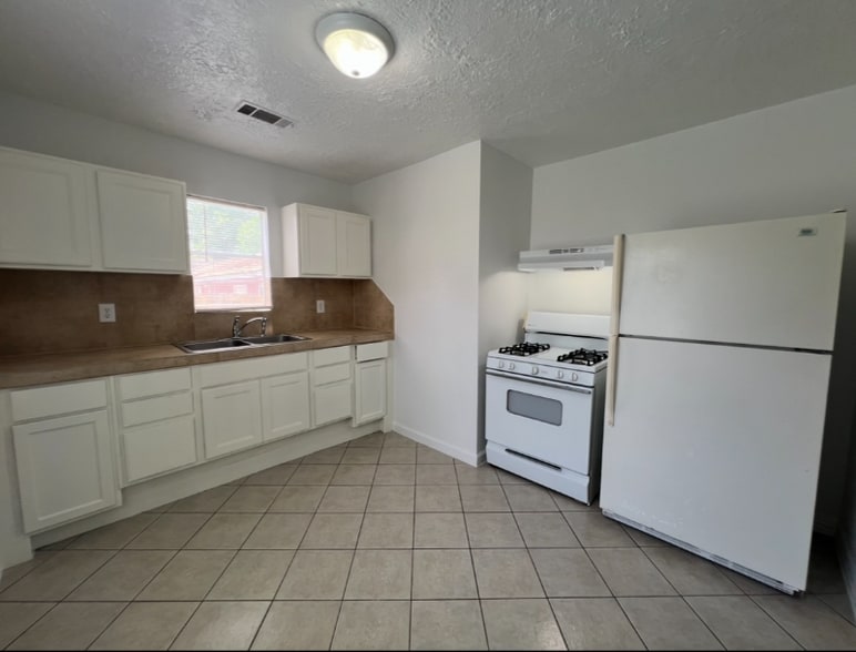 Building Photo - 831 Deerpass Dr