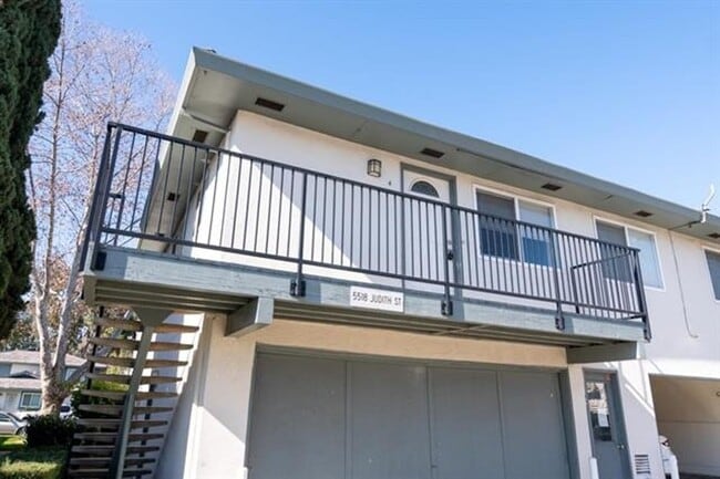 Building Photo - Beautifully Remodeled 2 Bedroom 1 Bath Condo in South San Jose!
