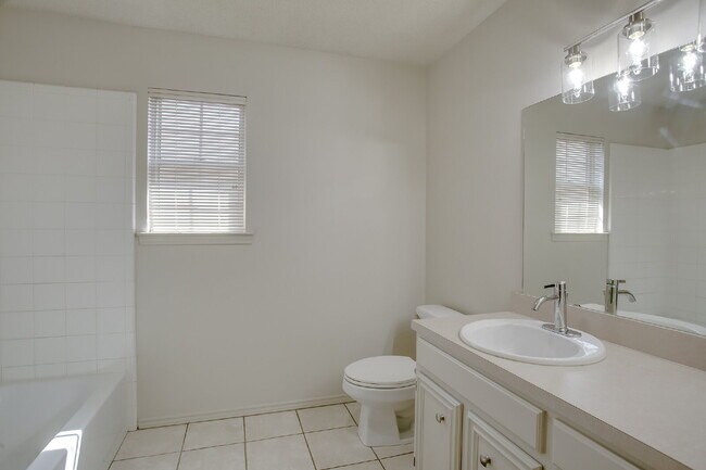 Building Photo - Spacious 3/2/2 Duplex!