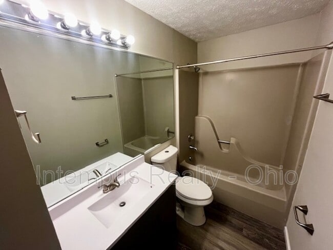 Building Photo - 2600 Saybrooke Dr