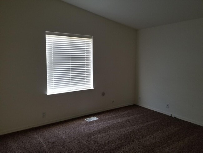 Building Photo - Oak View- Three bedroom home with Mountain...
