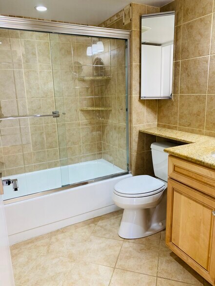Master bath - 2501 K St NW