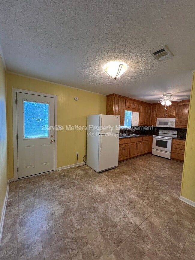 Building Photo - 3227 Fresno Ave