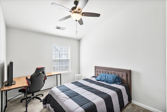 Building Photo - Close to I-95 and Downtown Fredericksburg