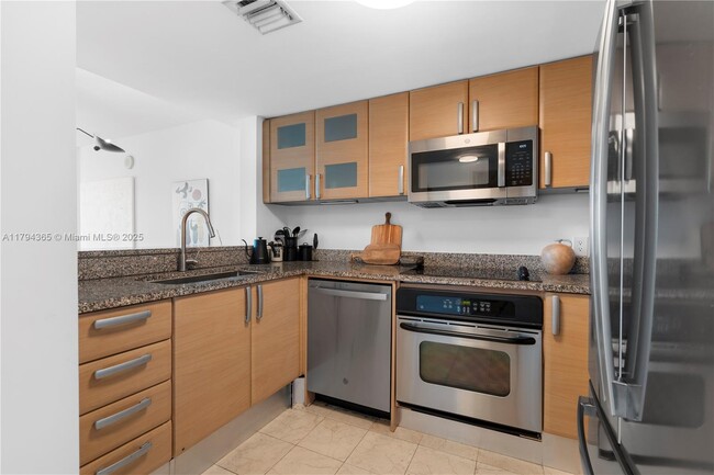 Building Photo - 2101 Brickell Ave