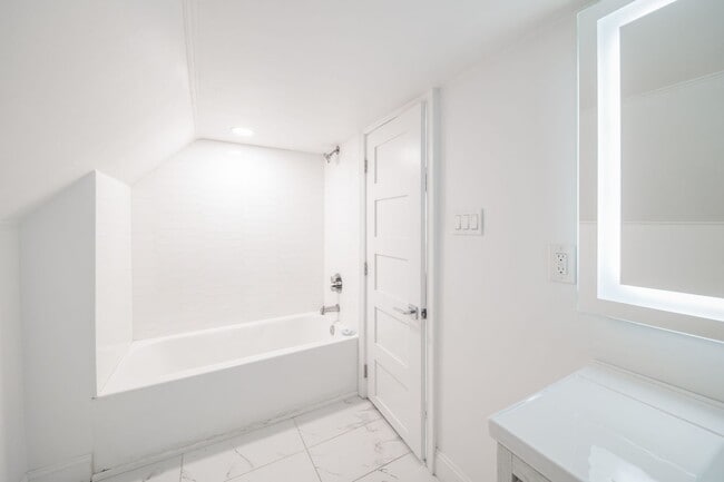 Building Photo - Updated Tremont 1 Bedroom