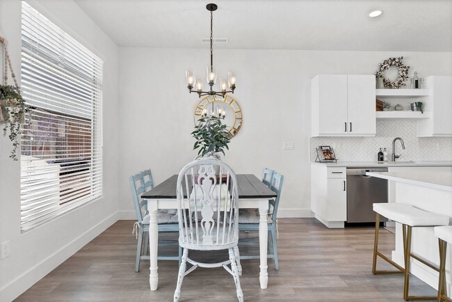 Building Photo - Lovely, Modern Townhome in Scenic Ivins