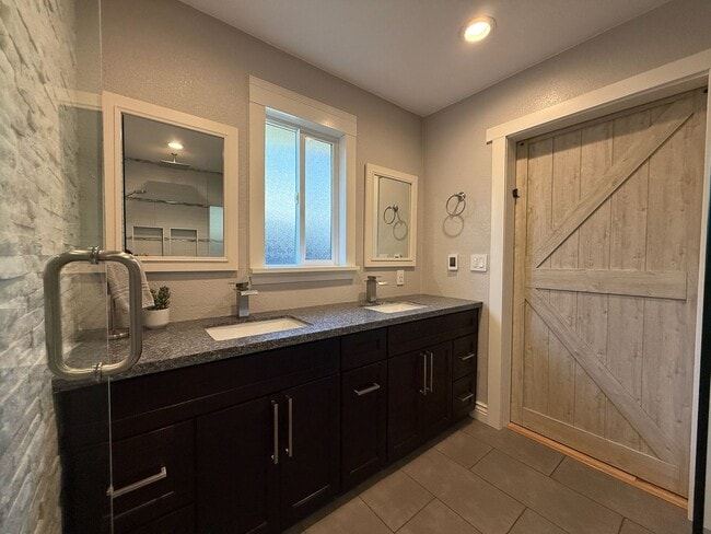 Building Photo - Beautiful 3 Bed 2.5 Bath Home in the Prune...