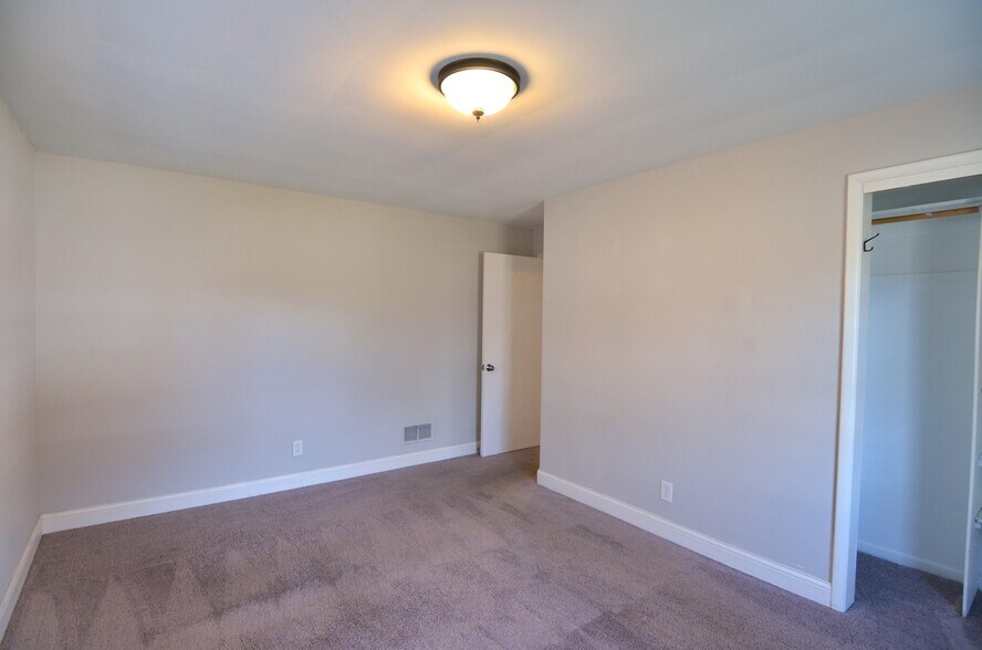 Building Photo - 4146 South Ave