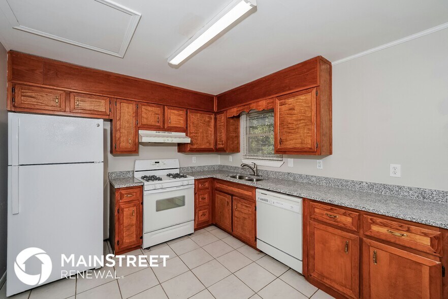 Building Photo - 722 Oak Dr E