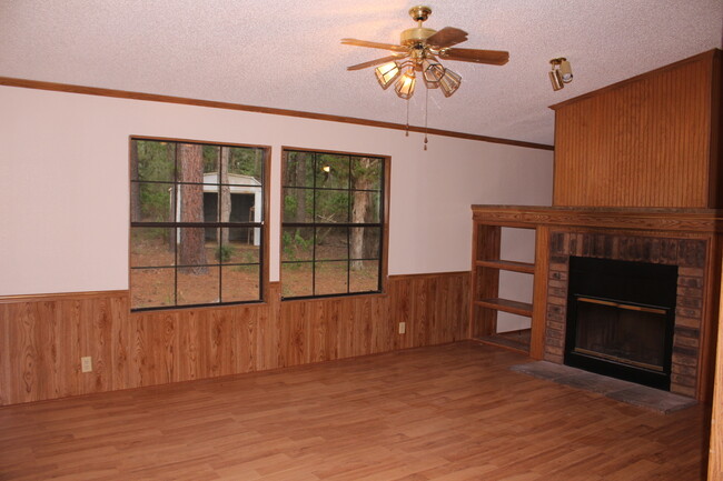 Building Photo - Privacy in the country!