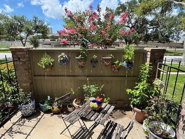 Building Photo - 2400 N Braeswood Blvd
