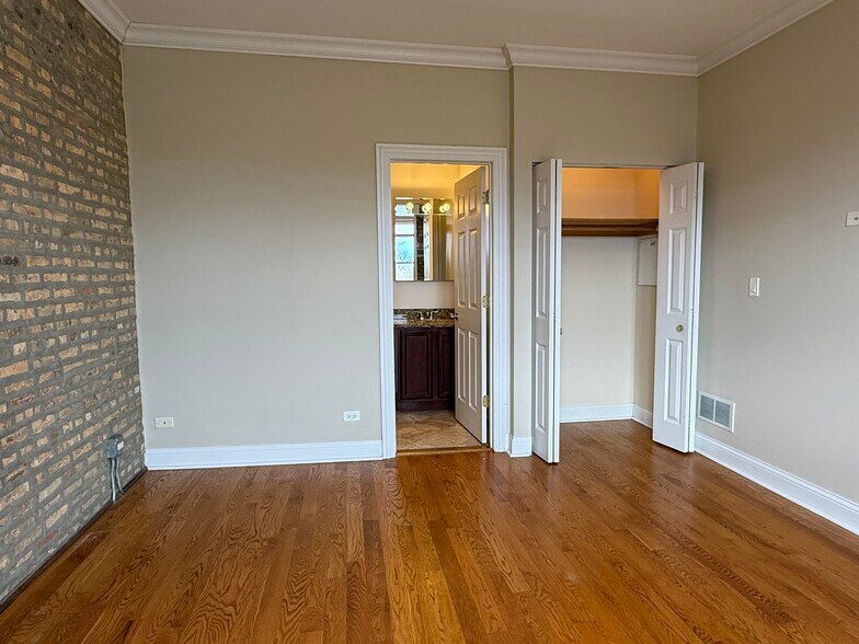 Ensuite primary bedroom - 6150 N Ravenswood Ave