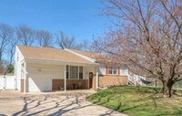 Building Photo - Large House in Cherry Hill East