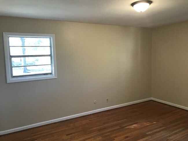 Building Photo - **ON HOLD**3 Bedroom / 1.5 Bathroom Home f...