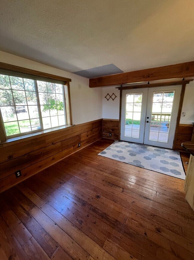 Building Photo - Custom Rustic 4-Bdr on beautiful 5 acres with Greenhouse in Sisters!