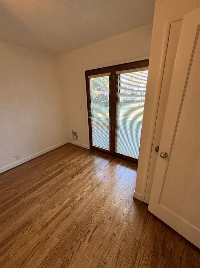 Building Photo - 1201 W Elm St