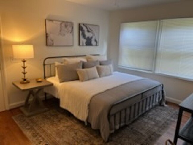 Building Photo - Beautiful 4 Bed 3 Bath Home Fully Furnishe...