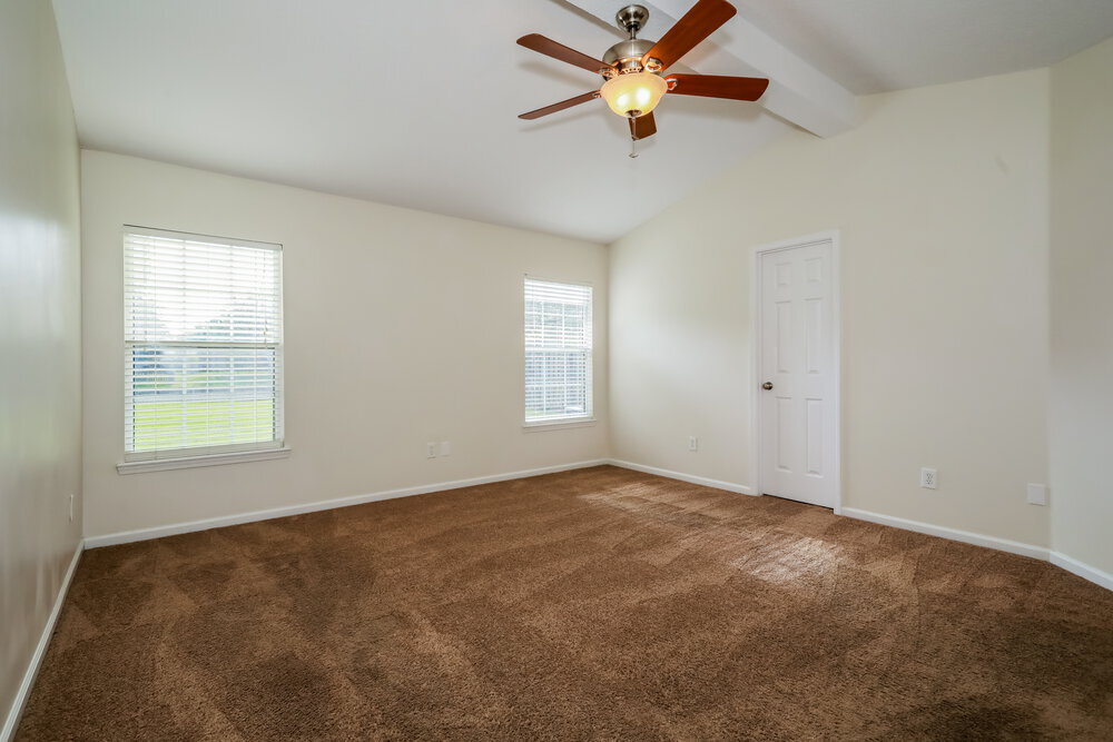 Building Photo - 272 Village Green Ave