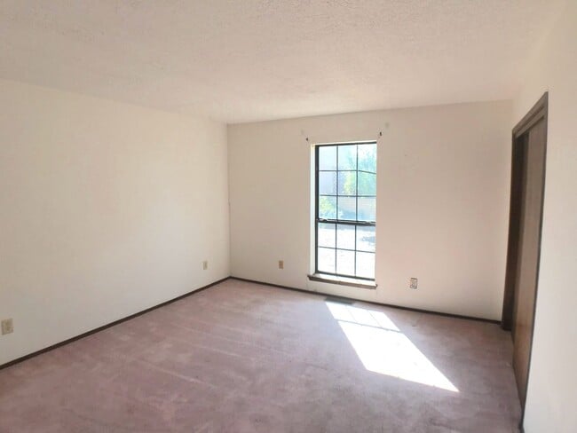 Building Photo - Spacious 2BR/2BA located on Golf Course in Rio Communities. Hardwood floors in living space. 2 Ca...