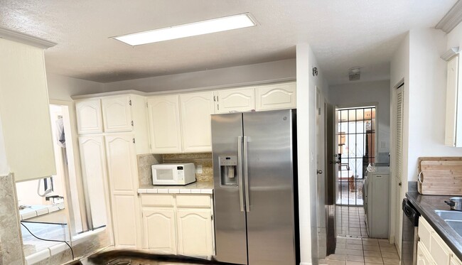 Building Photo - Manoa Valley - 3 bedroom 2.5 bath house w/...