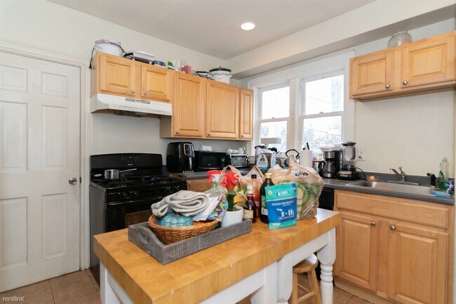 Building Photo - 5 br, 2 bath House - 48 Pratt St