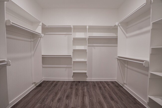 Building Photo - 4 bedroom 3.5 bath home!