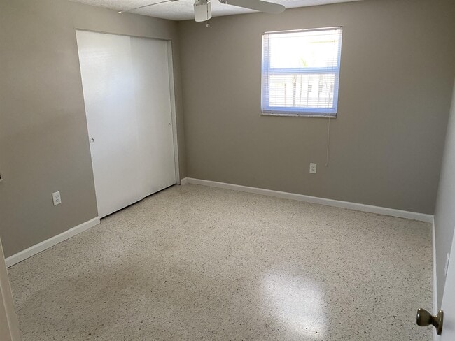 Building Photo - 2131 Montclair Dr