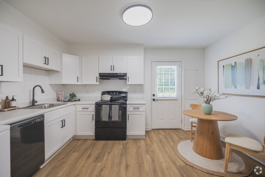 2BR, 1.5BA - 927SF - Kitchen - Mulberry Pond