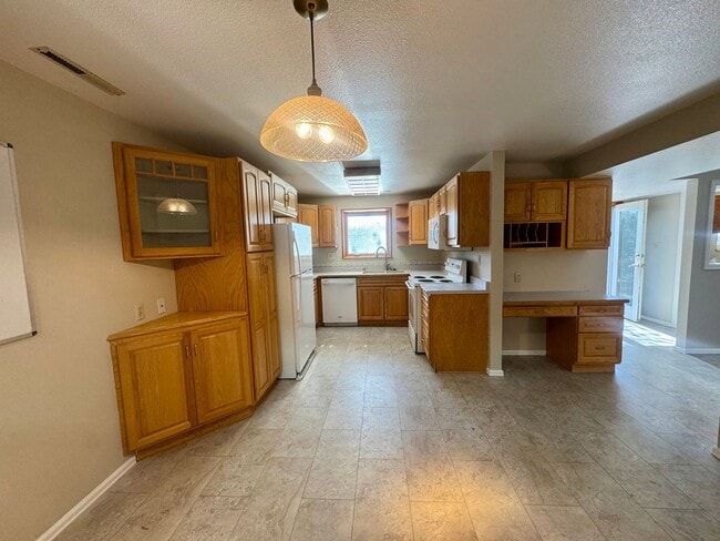 Building Photo - 4 Bedroom Home in Villa Loma-Available NOW