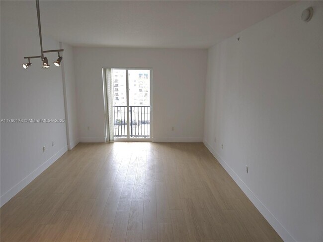 Building Photo - 10 Aragon Ave