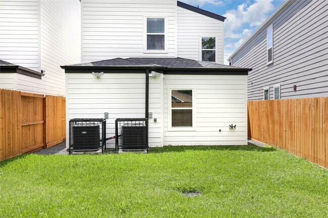 Building Photo - 934 South Ln