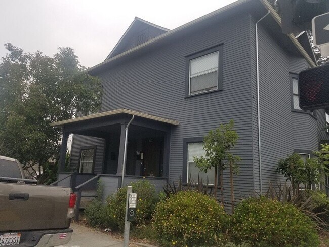 Building Photo - 425 Davis St