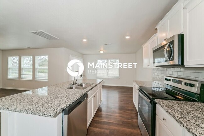 Building Photo - 4 Bedroom Pet-Friendly Home in KNOXVILLE, TN with Main Street Renewal