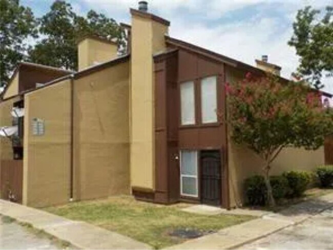 Building Photo - 7152 Fair Oaks Ave