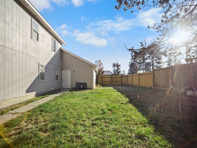 Building Photo - Spacious Home with Fenced Yard & Garage – ...