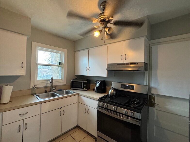 Building Photo - 1557 Monroe Ave